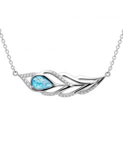 Penna sølvhalskæde symboliserer en påfugl med motiv af påfuglfjer i sølv med en central agua blå sten