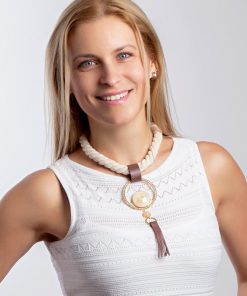 Alternative view of MAYS halskæde i fiberreb med vedhæng i forgyldt kirurgisk stål og tjekkisk krystal med lædersnore