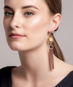 Alternative view of MAYS øreringe i forgyldt kirurgisk stål med læderbånd