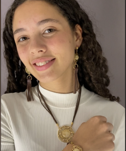 Alternative view of MAYS læderhalskæde med vedhæng i forgyldt kirurgisk stål og håndpresset sten i tjekkisk krystal