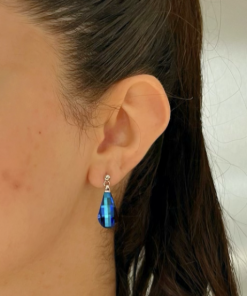 Alternative view of PLEIONE øreringe i rhodineret sølv med blå sten i tjekkisk krystal